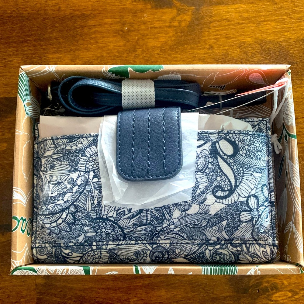 Sakroots Olympic Smartphone Crossbody Bag/Wallet, Navy, Floral. New with tags!
